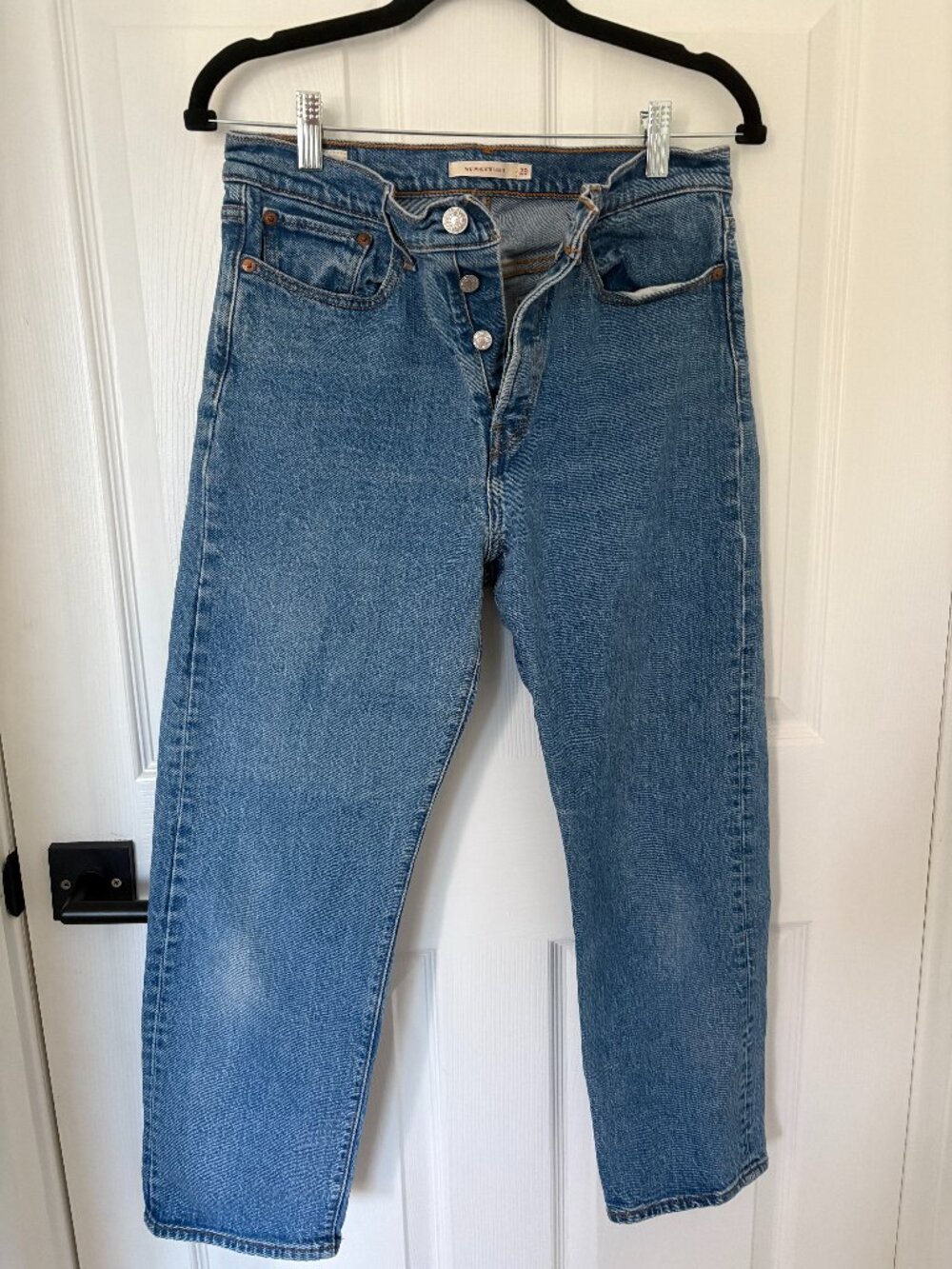 Levi’s Wedgie Straight Jeans Size 28 Medium Wash High Rise Button Fly
